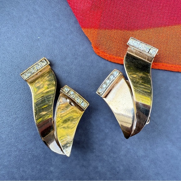 Vintage Gold Tone Abstract Clip On Earrings in Scroll Ribbon Design that Sparkle - Picture 9 of 17